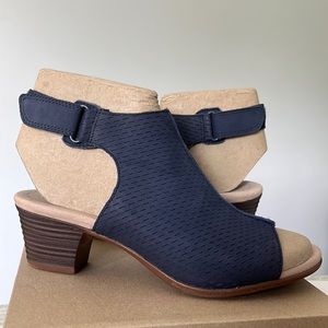Clarks navy open toe Velcro closure size 8 med